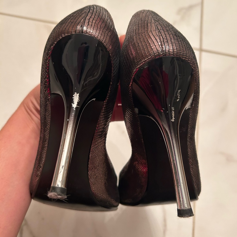 GUESS Pointed Toe Heels - Picture 2 of 3